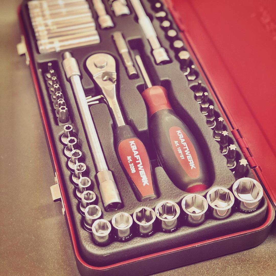 Una muestra de la calidad de #kraftwerktools en set de carraca profesional, ergonómico,  robusto y duradero. #trabajaduro #disfuta #dalevueltas #tools4us #herramientas #herramientastaller #stand #rad #mad #workhard #wow #caferacer #workshop #racing #tools4usracingteam